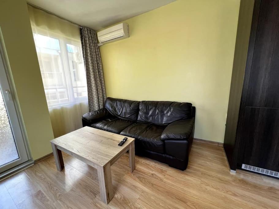 Lovely 2-Bedroom Rental Unit In Sofia Bagian luar foto