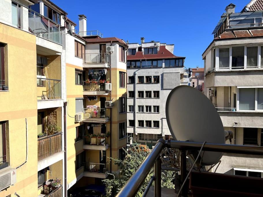 Lovely 2-Bedroom Rental Unit In Sofia Bagian luar foto